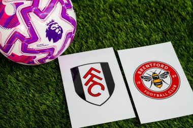 LONDON, UNITED KINGDOM, FEBRUARY 23, 2026: Fulham-Brentford İngiliz Premier Ligi karşılaşması, takım logoları ve yeşil çimlerde futbol topu