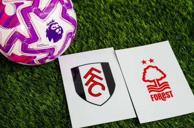LONDON, UNITED KINGDOM, FEBRUARY 23, 2026: Fulham - Nottingham Ormanı İngiliz Premier Ligi karşılaşması, takım logoları ve yeşil çimlerde futbol topu