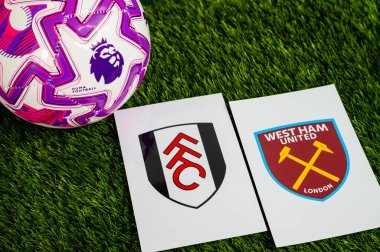 LONDON, UNITED KINGDOM, FEBRUARY 23, 2026: Fulham - West Ham United Premier Ligi maçı, yeşil çimlerde resmi futbol topu, düzenleme alanı olan duvar kağıdı.