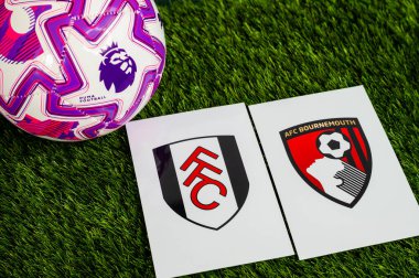 LONDON, UNITED KINGDOM, FEBRUARY 23, 2026: Fulham karşı AFC Bournemouth Premier Ligi maçı, yemyeşil sahada resmi maç topu, fotokopi alanı olan duvar kağıdı.