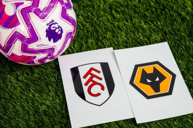 LONDON, UNITED KINGDOM, FEBRUARY 23, 2026: Fulham - Wolverhampton Wanderers Premier Ligi maçı, yemyeşil sahada resmi maç topu, fotokopi alanı olan duvar kağıdı.