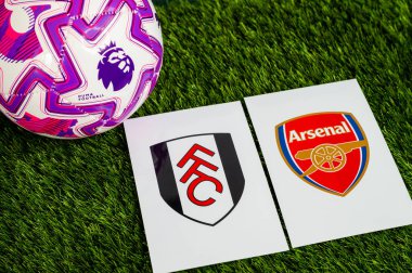 LONDON, UNITED KINGDOM, FEBRUARY 23, 2026: Fulham-Arsenal Premier Ligi maçı, yemyeşil sahada resmi maç topu, fotokopi alanı olan duvar kağıdı.