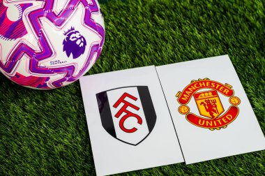 LONDON, UNITED KINGDOM, FEBRUARY 23, 2026: Fulham-Manchester Premier Ligi futbol maçı, yemyeşil sahada resmi maç topu, fotokopi alanı olan duvar kağıdı.