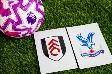 LONDRA, BİRLİK KINGDOM, 23 Şubat 2026: Fulham 'a karşı Crystal Palace İngiliz Premier Ligi çatışması, kulüp armaları ve yeşil çimlerin üzerinde futbol topu.