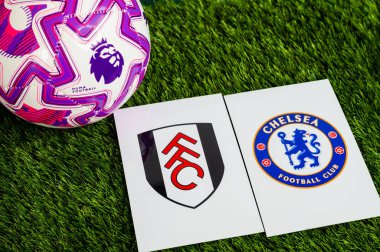 LONDON, UNITED KINGDOM, 23 Şubat 2026: Fulham - Chelsea Premier Ligi maçı, yeşil çimlerde resmi futbol topu, düzenleme alanı olan duvar kağıdı.