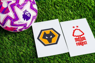 LONDON, UNITED KINGDOM, FEBRUARY 23, 2026: Wolverhampton Wanderers Nottingham Forest İngiltere Premier Ligi karşılaşması, takım logoları ve yeşil çimlerde futbol topu