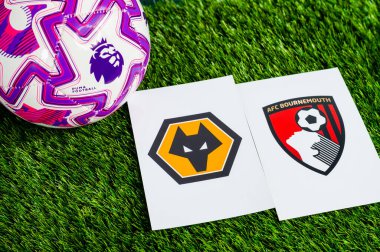 LONDON, UNITED KINGDOM, FEBRUARY 23, 2026: Wolverhampton Wanderers - AFC Bournemouth Premier Ligi maçı, yemyeşil sahada resmi maç topu, fotokopi alanı olan duvar kağıdı.