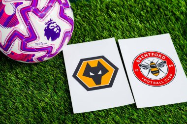 LONDON, UNITED KINGDOM, FEBRUARY 23, 2026: Wolverhampton Wanderers - Brentford İngiliz Premier Ligi karşılaşması, takım logoları ve yeşil çimlerde futbol topu