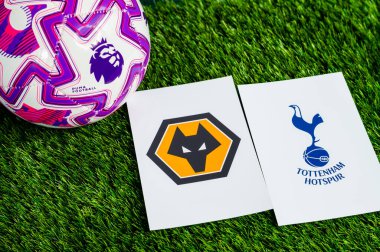 LONDON, UNITED KINGDOM, FEBRUARY 23, 2026: Wolverhampton Wanderers - Tottenham Hotspur Premier Ligi maçı, yeşil çimlerde resmi futbol topu, düzenleme alanı olan duvar kağıdı.