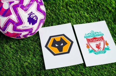 LONDON, UNITED KINGDOM, FEBRUARY 23, 2026: Wolverhampton Wanderers - Liverpool Premier Ligi maçı, yemyeşil sahada resmi maç topu, fotokopi alanı olan duvar kağıdı.