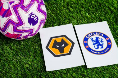 LONDON, UNITED KINGDOM, FEBRUARY 23, 2026: Wolverhampton Wanderers Chelsea Premier Ligi futbol maçına karşı, yemyeşil sahada resmi maç topu, fotokopi alanı ile duvar kağıdı.