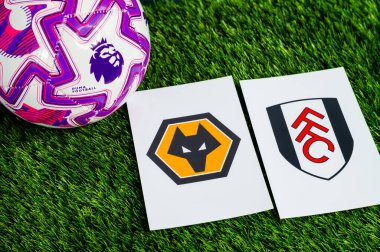 LONDON, UNITED KINGDOM, FEBRUARY 23, 2026: Wolverhampton Wanderers - Fulham Premier Ligi maçı, yeşil çimlerde resmi futbol topu, düzenleme alanı olan duvar kağıdı.