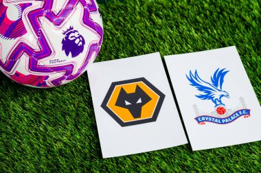LONDRA, BİRLİK KINGDOM, 23 Şubat 2026 Wolverhampton Wanderers 'a karşı Crystal Palace İngiliz Premier Ligi çatışması, kulüp armaları ve yeşil çimlerin üzerinde futbol topu.