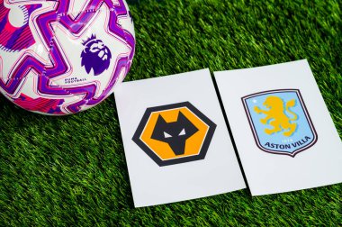 LONDON, UNITED KINGDOM, FEBRUARY 23, 2026: Wolverhampton Wanderers - Aston Villa Premier Ligi maçı, yeşil çimlerde resmi futbol topu, düzenleme alanı olan duvar kağıdı.