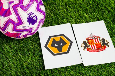 LONDON, UNITED KINGDOM, 23 Şubat 2026: Wolverhampton Wanderers, Premier League 'de Sunderland Derby maçına karşı. Kulüp logosu ve resmi futbol topu yeşil futbol çimlerinde.