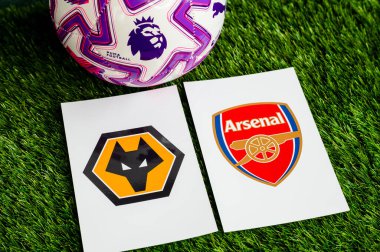 LONDON, UNITED KINGDOM, FEBRUARY 23, 2026: Wolverhampton Wanderers-Arsenal Premier Ligi maçı, resmi futbol topu yeşil çimlerde, düzenleme alanı olan duvar kağıdı.