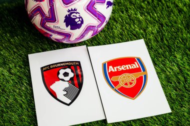 LONDON, UNITED KINGDOM, FEBRUARY 23, 2026: AFC Bournemouth - Arsenal English Premier League maçı, takım logoları ve yeşil çimlerde futbol topu