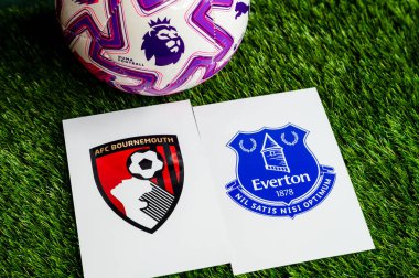 LONDON, UNITED KINGDOM, FEBRUARY 23, 2026: AFC Bournemouth, Everton Premier Ligi maçına karşı, yeşil çimlerde resmi futbol topu, düzenleme alanı olan duvar kağıdı.