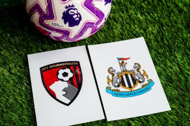 LONDON, UNITED KINGDOM, FEBRUARY 23, 2026: AFC Bournemouth - Newcastle United Premier Ligi maçı, yemyeşil sahada resmi maç topu, fotokopi alanı olan duvar kağıdı.