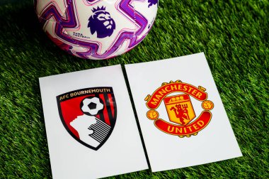LONDON, UNITED KINGDOM, FEBRUARY 23, 2026: AFC Bournemouth - Manchester United Premier Ligi maçı, yeşil çimlerde resmi futbol topu, düzenleme alanı olan duvar kağıdı.