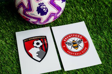 LONDON, UNITED KINGDOM, FEBRUARY 23, 2026: AFC Bournemouth - Brentford İngiltere Premier Ligi çatışması, kulüp armaları ve taze yeşil çimen arka planda futbol topu.