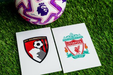 LONDON, UNITED KINGDOM, FEBRUARY 23, 2026: AFC Bournemouth - Liverpool Premier Ligi maçı, yeşil çimlerde resmi futbol topu, düzenleme alanı olan duvar kağıdı.