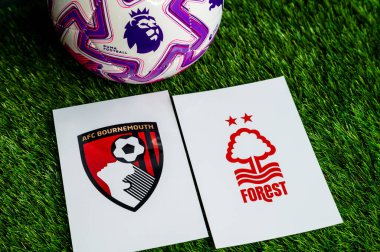 LONDON, UNITED KINGDOM, 23 Şubat 2026: AFC Bournemouth, Premier League 'de Nottingham Forest' a karşı futbol maçı. Kulüp logosu ve resmi futbol topu yeşil futbol çimlerinde.