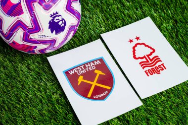 LONDON, UNITED KINGDOM, FEBRUARY 23, 2026: West Ham United Nottingham Forest İngiltere Premier Ligi maçı, takım logoları ve yeşil çimlerde futbol topu