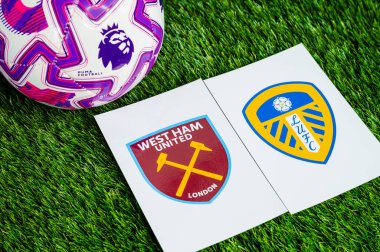 LONDON, UNITED KINGDOM, FEBRUARY 23, 2026: West Ham United, Leeds Premier Lig karşılaşması, takım logoları ve yeşil çimlerde futbol topu