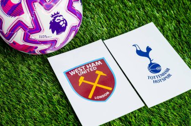 LONDON, UNITED KINGDOM, FEBRUARY 23, 2026: West Ham United - Tottenham Hotspur Premier Ligi maçı, yemyeşil sahada resmi maç topu, fotokopi alanı olan duvar kağıdı.