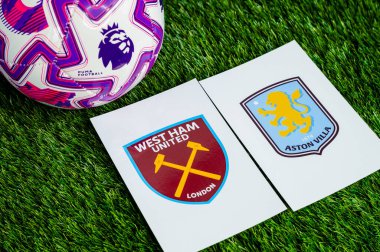 LONDON, UNITED KINGDOM, 23 Şubat 2026: Premier Lig 'de West Ham United, Aston Villa Derby maçına karşı. Kulüp logosu ve resmi futbol topu yeşil futbol çimlerinde.