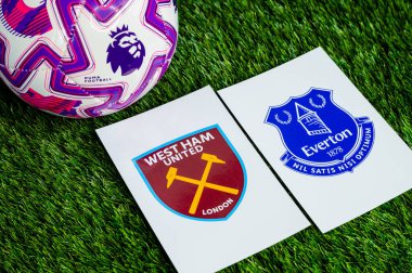 LONDON, UNITED KINGDOM, FEBRUARY 23, 2026: West Ham United - Everton Premier Ligi maçı, yeşil çimlerde resmi futbol topu, düzenleme alanı olan duvar kağıdı.