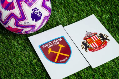LONDON, UNITED KINGDOM, FEBRUARY 23, 2026: West Ham United - Sunderland İngiltere Premier Ligi çatışması, kulüp armaları ve taze yeşil çimen arka planında futbol topu.
