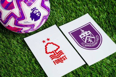 LONDON, UNITED KINGDOM, FEBRUARY 23, 2026: Nottingham Ormanı - Burnley İngiliz Premier Ligi maçı, takım logoları ve yeşil çimlerde futbol topu