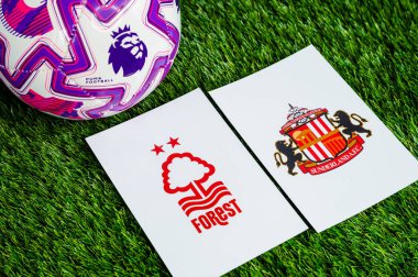 LONDON, UNITED KINGDOM, FEBRUARY 23, 2026: Nottingham Ormanı - Sunderland Premier Ligi maçı, yeşil çimlerde resmi futbol topu, düzenleme alanı olan duvar kağıdı.