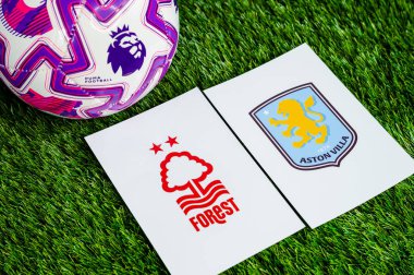 LONDON, UNITED KINGDOM, FEBRUARY 23, 2026: Nottingham Ormanı - Aston Villa Premier Ligi maçı, yeşil çimlerde resmi futbol topu, düzenleme alanı olan duvar kağıdı.