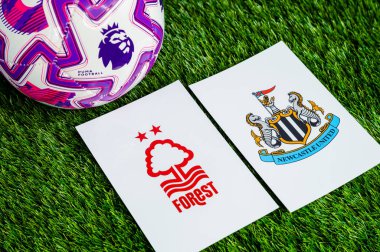 LONDON, UNITED KINGDOM, FEBRUARY 23, 2026: Nottingham Ormanına karşı Newcastle İngiltere Premier Ligi karşılaşması, takım logoları ve yeşil çimlerde futbol topu