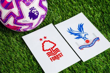 Londra, Birleşik KINGDOM, 23 Şubat 2026 Nottingham Ormanı 'na karşı. Premier Lig 'de Crystal Palace Derby futbol maçı. Kulüp logosu ve resmi futbol topu yeşil futbol çimlerinde.