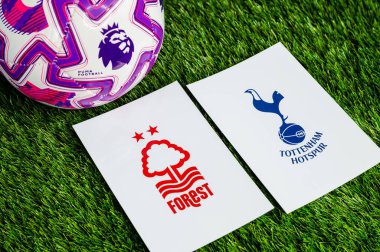 LONDON, UNITED KINGDOM, FEBRUARY 23, 2026: Nottingham Ormanı - Tottenham Hotspur Premier Ligi maçı, yeşil çimlerde resmi futbol topu, düzenleme alanı olan duvar kağıdı.