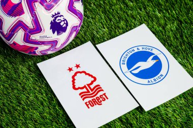 LONDON, UNITED KINGDOM, FEBRUARY 23, 2026: Nottingham Ormanı - Brighton & Hove Albion Premier Ligi futbol maçı, yemyeşil sahada resmi maç topu, fotokopi alanı olan duvar kağıdı.