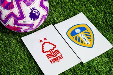 LONDON, UNITED KINGDOM, FEBRUARY 23, 2026: Nottingham Forest - Leeds Premier Ligi maçı, yemyeşil sahada resmi maç topu, fotokopi alanı olan duvar kağıdı.