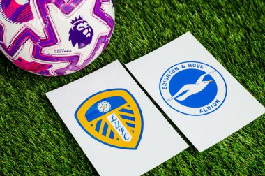LONDON, UNITED KINGDOM, FEBRUARY 23, 2026: Leeds United - Brighton & Hove Albion İngiliz Premier Ligi karşılaşması, takım logoları ve yeşil çimlerde futbol topu