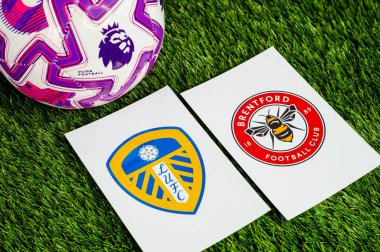 LONDON, UNITED KINGDOM, FEBRUARY 23, 2026: Leeds United - Brentford Premier Ligi maçı, yemyeşil sahada resmi maç topu, fotokopi alanı olan duvar kağıdı.