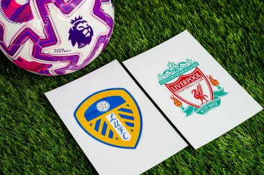 LONDON, UNITED KINGDOM, FEBRUARY 23, 2026: Leeds United - Liverpool Premier Ligi maçı, yemyeşil sahada resmi maç topu, fotokopi alanı olan duvar kağıdı.
