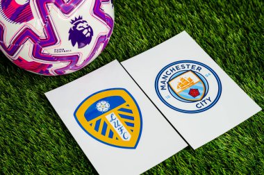 LONDON, UNITED KINGDOM, 23 Şubat 2026: Premier Lig 'de Leeds United' a karşı Manchester City futbol maçı. Kulüp logosu ve resmi futbol topu yeşil futbol çimlerinde.