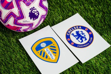 LONDON, UNITED KINGDOM, FEBRUARY 23, 2026: Leeds United - Chelsea Premier Ligi maçı, takım logoları ve yeşil çimlerde futbol topu