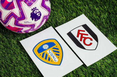 LONDON, UNITED KINGDOM, FEBRUARY 23, 2026: Leeds United - Fulham Premier Ligi maçı, resmi futbol topu yeşil çimlerde, düzenleme alanı olan duvar kağıdı.