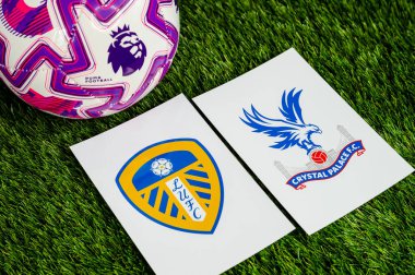LONDRA, BİRLİK KINGDOM, 23 Şubat 2026 Leeds United 'a karşı. Premier Lig 'de Crystal Palace Derby futbol maçı. Kulüp logosu ve resmi futbol topu yeşil futbol çimlerinde.