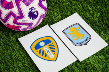 LONDON, UNITED KINGDOM, FEBRUARY 23, 2026: Leeds United - Aston Villa Premier Ligi maçı, yemyeşil sahada resmi maç topu, fotokopi alanı olan duvar kağıdı.
