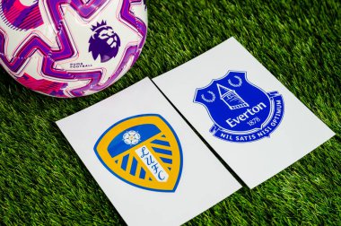LONDON, UNITED KINGDOM, FEBRUARY 23, 2026: Leeds United - Everton İngiltere Premier Ligi çatışması, kulüp armaları ve taze yeşil çimen arka planda futbol topu.
